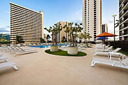 Waikiki Banyan Plumeria Suite - Plenty of spaces to enjoy by the pool or watch tennis or basketball