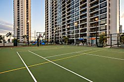 Waikiki Banyan Plumeria Suite - Enjoy basketball or tennis on the 6th floor rec deck!