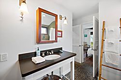 Hale Koaniani - Bathroom