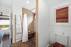 Hale Koaniani - Bathroom