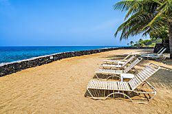 Casa De Emdeko 235 - Soak in the ocean breeze and sweeping views while relaxing on a lounger steps from the wat