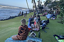 Lualoa A308 - Big swell day festival in front of the condo 🏄‍♀️