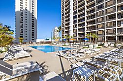 Waikiki Banyan 30th Floor Condo - Pool