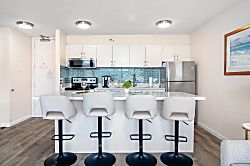 Waikiki Banyan 1811 T2