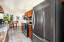 Kanaloa at Kona 1606 - Reach for a cold drink from the full-size fridge, breakfast bar just around the corner.