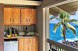 Kanaloa at Kona 1606 - The wet bar keeps drinks close, an ocean view