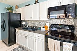 Waikiki Banyan 704 T2