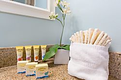 Waikiki Banyan 704 T2