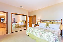 Kapalu Ridge Villa 2914 - Th master bedroom features AC, a flatscreen TV, cabinets and a large closet