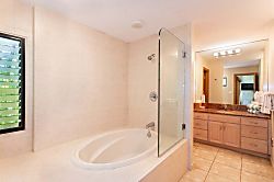 Kapalu Ridge Villa 2914 - The remodeled master bathroom features two vanities with sinks and a oversized soaking tub