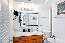 Waikiki Banyan Tower 1 Suite 708