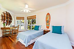Hanalei Ohana - Downstairs twin bedroom with A/C, and desk area.
