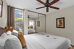 Kulakane 105 - Comfortable king bedroom with mirrored closet doors and island-inspired décor.