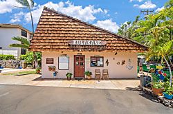 Kulakane 105 - Charming Kulakane resort building with island-style architecture.