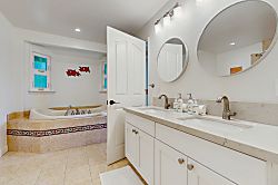 Hale Carly & Lia Lani