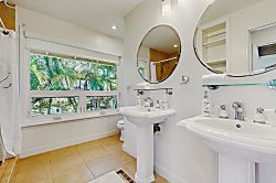 Hale Carly & Lia Lani