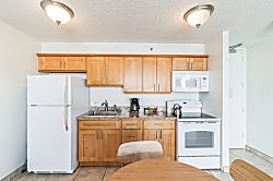 Waikiki Banyan Tower 2 Suite 3704