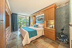Maui Banyan T209