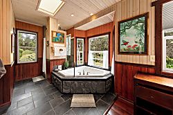 Maile Treehouse - Bathroom