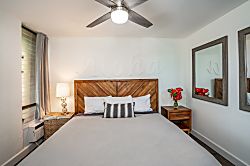 Steps from the pool and across the beach! Maui Vis