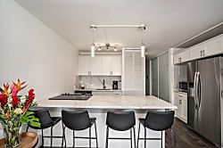 Steps from the pool and across the beach! Maui Vis