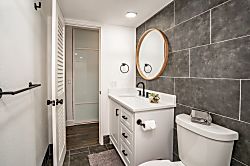 Steps from the pool and across the beach! Maui Vis