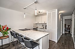 Steps from the pool and across the beach! Maui Vis