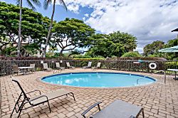 Steps from the pool and across the beach! Maui Vis