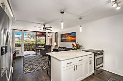 Steps from the pool and across the beach! Maui Vis