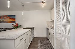 Steps from the pool and across the beach! Maui Vis