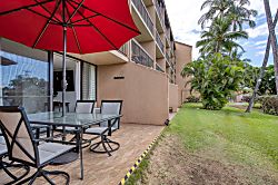 Steps from the pool and across the beach! Maui Vis