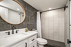 Steps from the pool and across the beach! Maui Vis