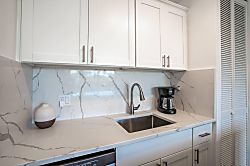 Steps from the pool and across the beach! Maui Vis