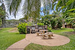 Steps from the pool and across the beach! Maui Vis