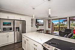 Steps from the pool and across the beach! Maui Vis