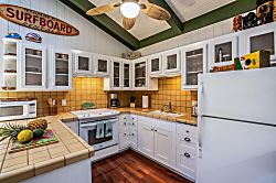 Hanalei Happy Place Bungalow - Cute kitchen with everything you need