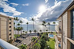 Kamaole Nalu Top-Floor Unit - Property grounds