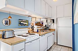 Kamaole Nalu Top-Floor Unit - Private kitchen
