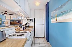 Kamaole Nalu Top-Floor Unit - Private kitchen