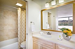 Waikiki Banyan: Standard One-Bedroom 