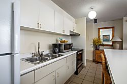 Waikiki Banyan: Standard One-Bedroom 