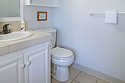 Hanalei Colony Resort C2 - Bathroom