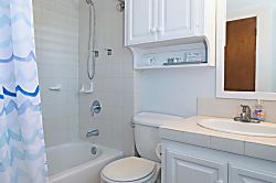Hanalei Colony Resort C2 - Bathroom