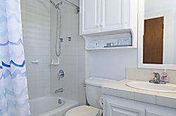 Hanalei Colony Resort C2 - Bathroom