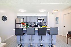 Waikiki Banyan 7th Floor