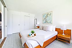 Waikiki Banyan 7th Floor