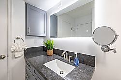 Waikiki Banyan 7th Floor