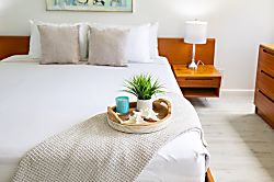 Waikiki Banyan 7th Floor