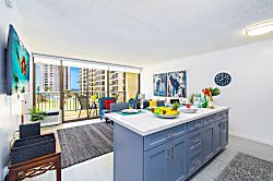 Waikiki Banyan 7th Floor