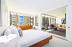 Waikiki Banyan 7th Floor